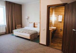 Отель Green Park Hotel Airport Minsk Smolnitsa Семейный двухместный номер с 1 кроватью-2